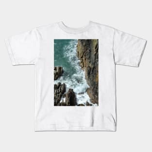 Wave breaks against the rocks - Mull of Galloway, Scotland Kids T-Shirt